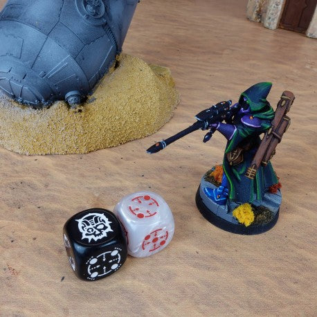 Crosshairs Compact D6: Black & Pearl